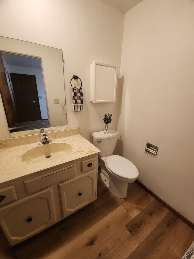 Building Photo - 706-708 N. Hawthorne Dr.