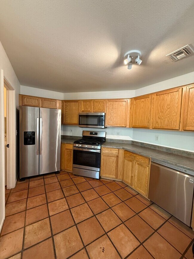 Building Photo - NEW CARPET! 3 Bed / 2 Bath Single Family Home – Spacious, Upgraded & Great Location!