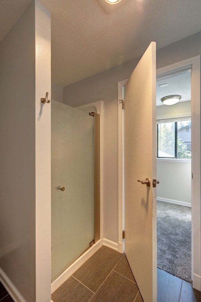 Building Photo - Amazing Bridle Trails 3BR 1.75BA Townhome ...