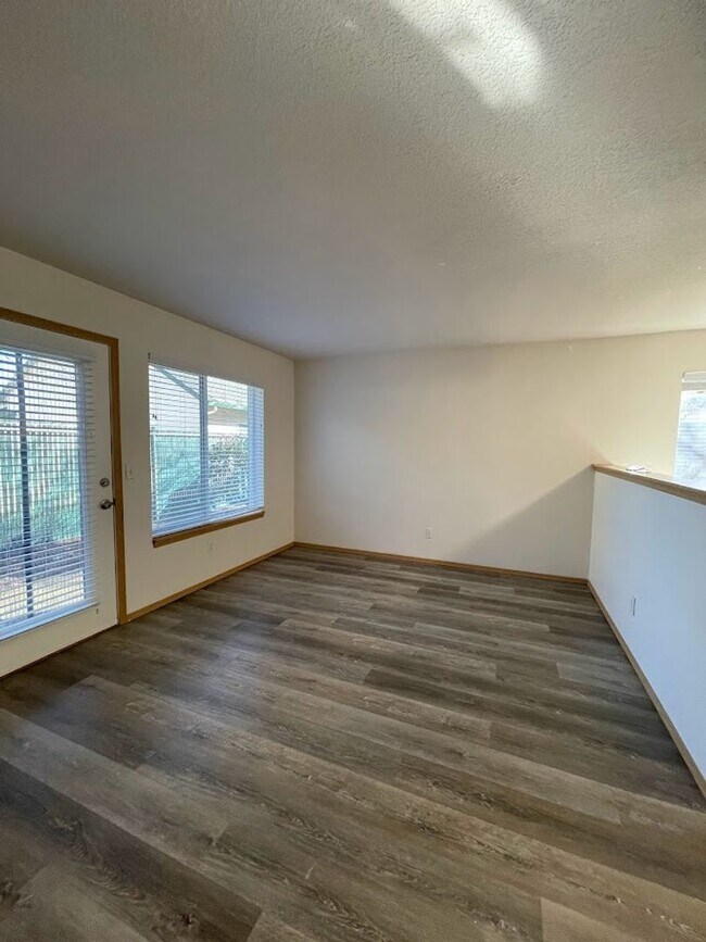 Building Photo - Fully Renovated 2 Bedroom, 1.5 Bath Townhouse with Garage