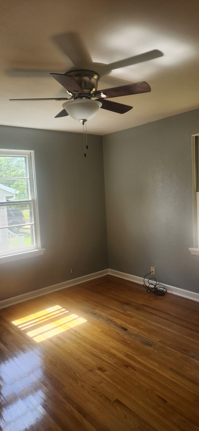 Building Photo - 528 John St