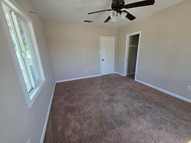 Building Photo - 2641 N Arrowhead Ave