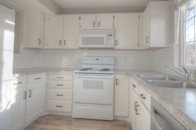 Building Photo - Pet Friendly! Cute 2 Bedroom 1.5 Bath in Midway!!