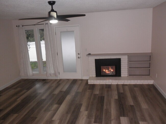 Building Photo - On cul de sac