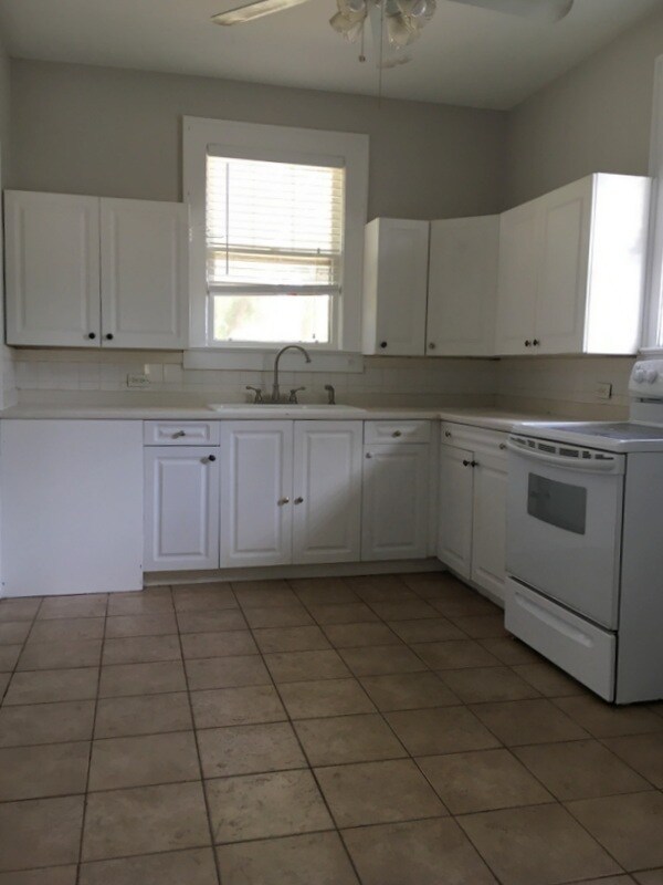 Building Photo - Great Single Family Home Walking Distance to Park Circle