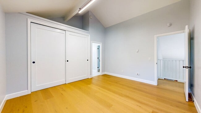 Building Photo - Cozy 2 Bedroom 1.5 Bath with Private Yard and Two Car Garage !