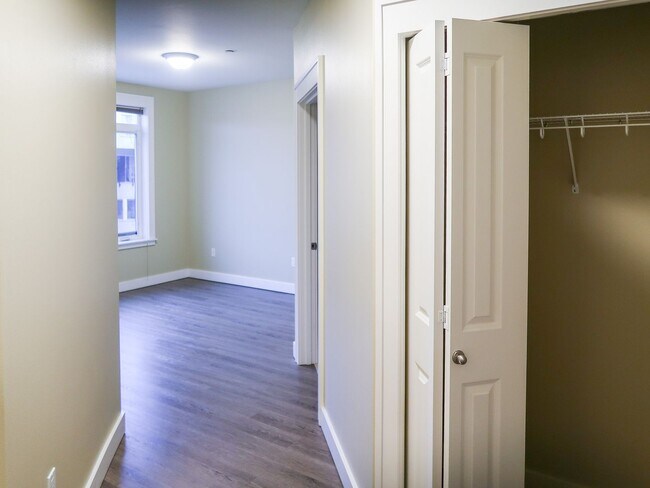 Building Photo - Lakeside 2BR Condo with Modern Finishes & ...