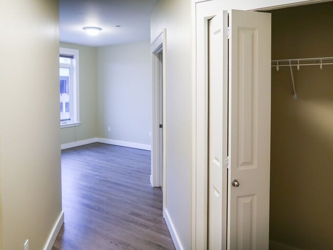 Building Photo - Lakeside 2BR Condo with Modern Finishes & Prime Location!