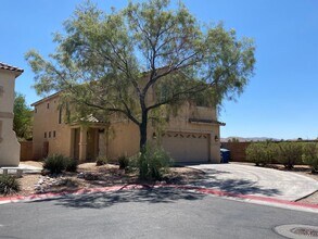 Building Photo - Wonderful 3 bed/2.5 bath home located in the South End of Vegas