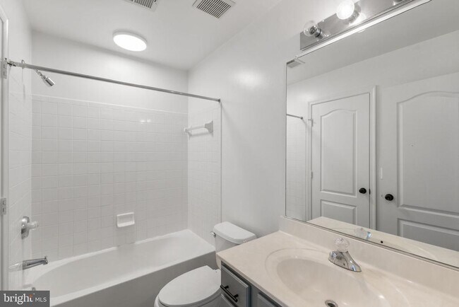 Building Photo - 2372 Woodland Pond Ln