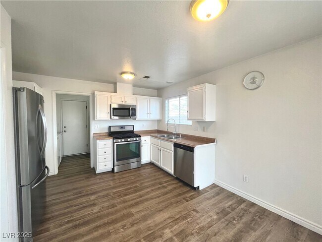 Building Photo - 1537 N Canyon Rose Way