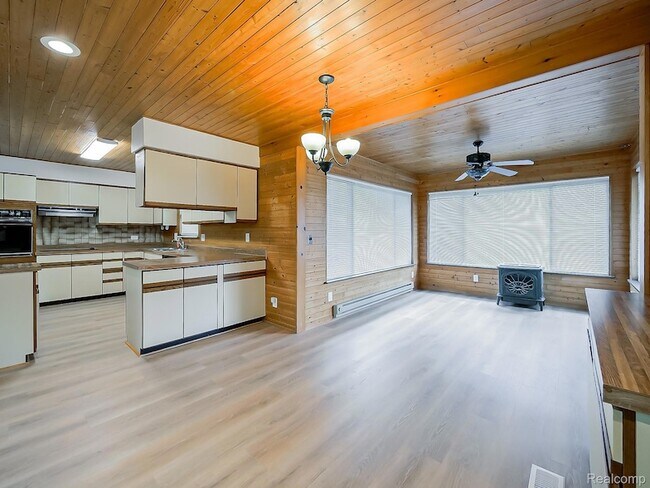Building Photo - 7580 Thornwood St