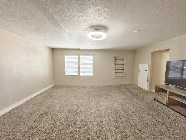 Building Photo - 9307 Vista Clara Loop NW