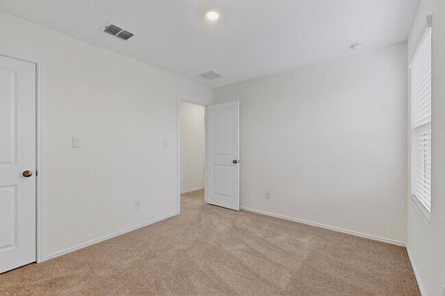 Building Photo - 178 Sormonne Lp