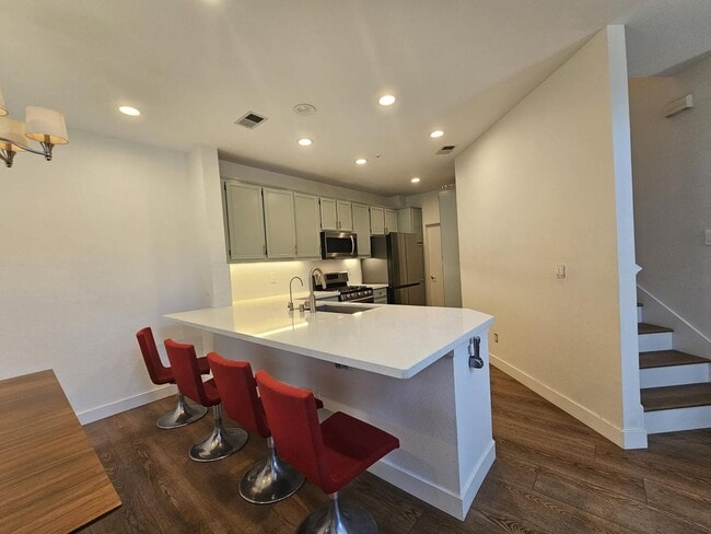 Building Photo - Modern 3BD/3BA Townhouse in Prime Union Ci...
