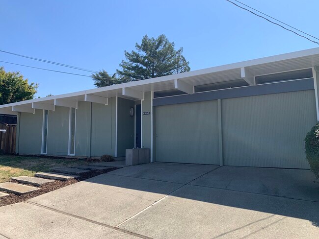 Building Photo - 5559 Greenridge Rd