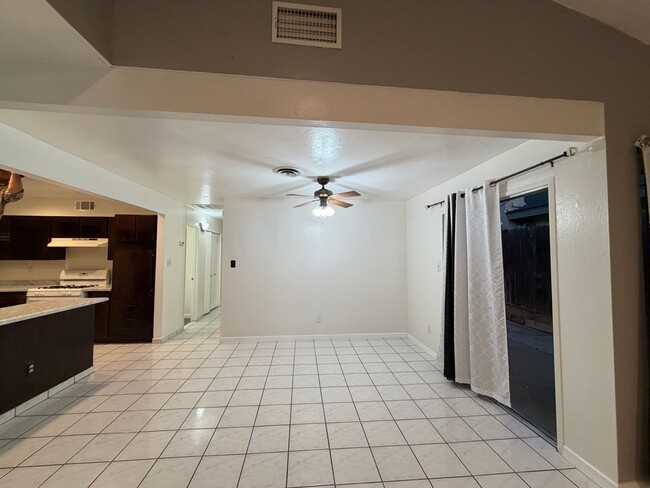 Building Photo - Move in ready 3 Bd 2BA home in upper NE Bakersfield