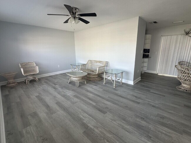 Building Photo - Charming 2-Bed, 2-Bath Retreat in Port Charlotte!