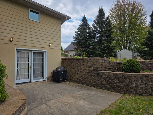Building Photo - Multi generational Home New London