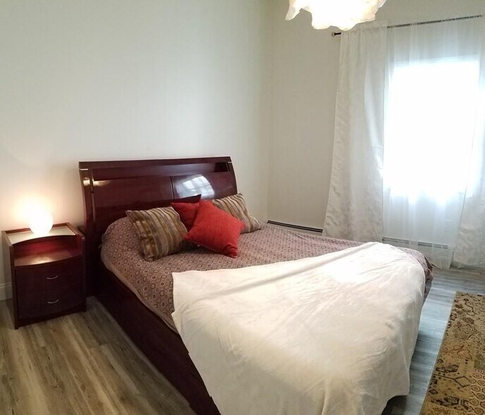 bedroom - 11 Nichols Ave