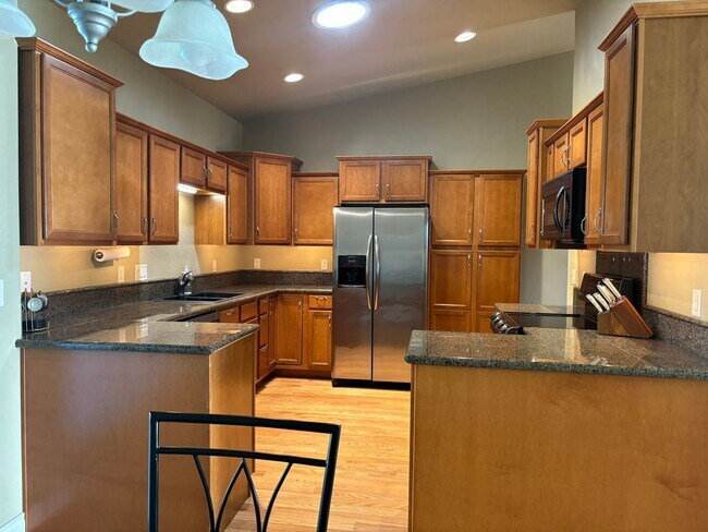 Building Photo - 3 BED | 3 BATH | TOWNHOME | DOUBLE GARAGE | WEST