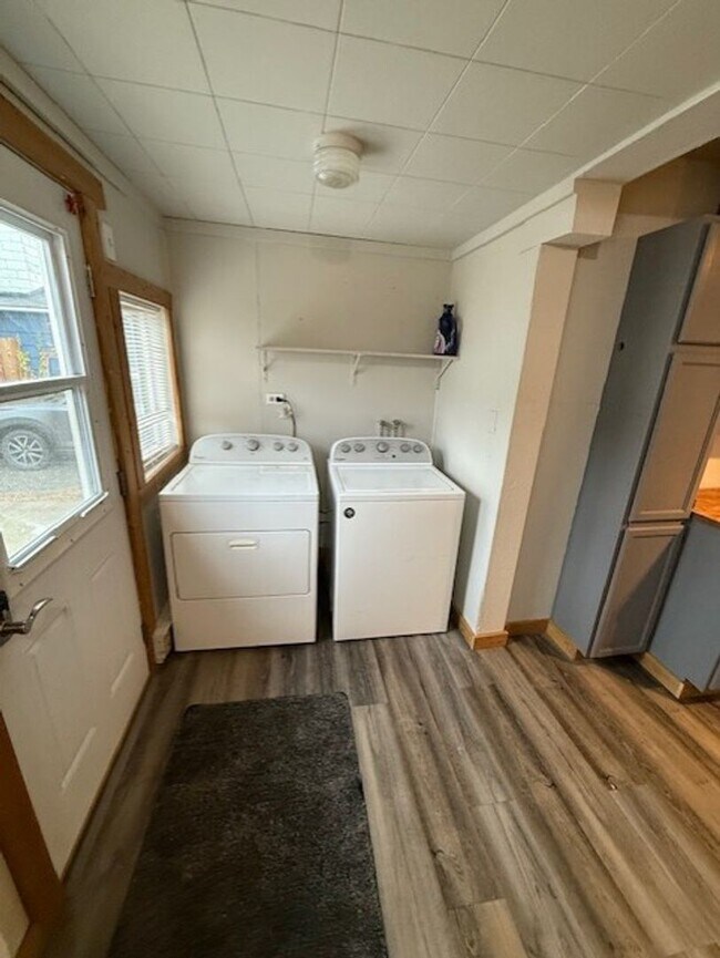 Building Photo - Great downtown location!