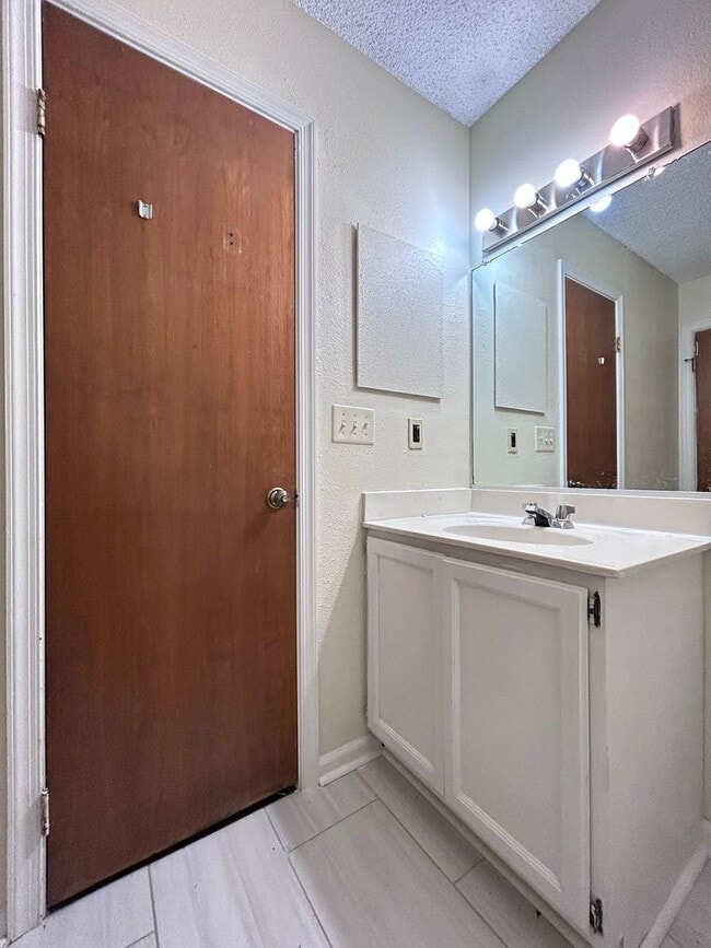 Building Photo - Cozy 2-Bedroom Townhome in Virginia Beach ...
