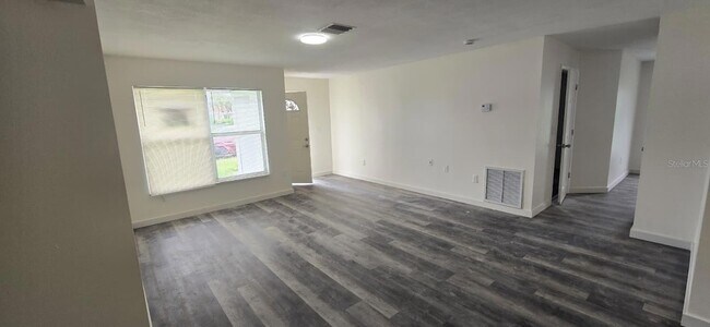 Building Photo - 22149 Bronxville Ave
