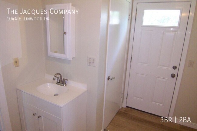 Building Photo - 1044 E Linwood Dr