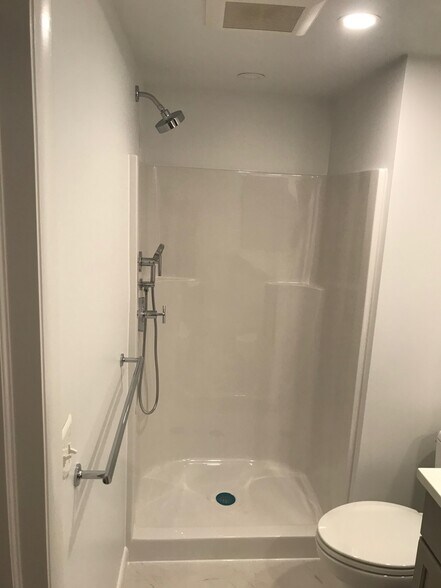 Master bath - 1507 Armacost Rd