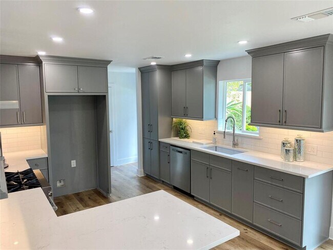 Building Photo - 10819 Oasis Dr