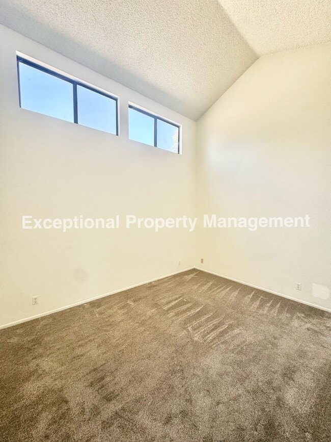 Building Photo - Ready to move in 2 bed 1 bath unit