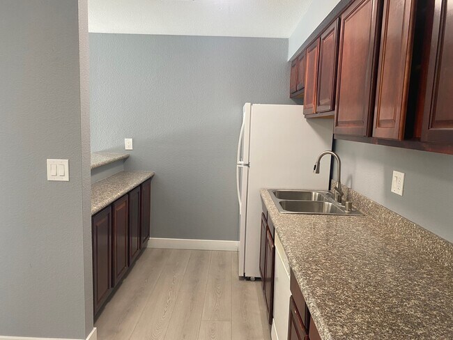 Building Photo - 5141 River Glen Dr