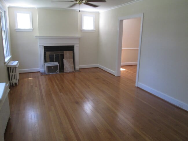 Building Photo - -- AVAILABLE JULY 17TH -- 3 BR / 1 BA Bric...