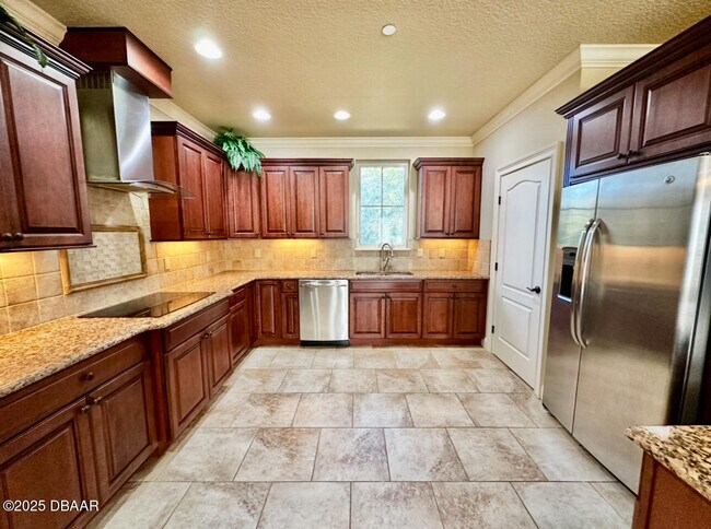 Building Photo - 5090 Riverside Dr