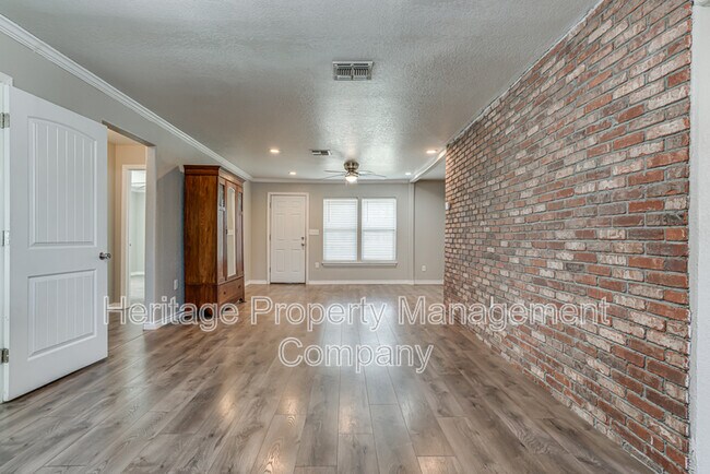 Building Photo - 479 S Sycamore Ave