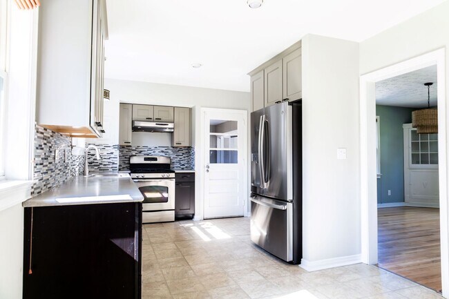 Building Photo - Gorgeous Home Located in Betton Hills, in ...