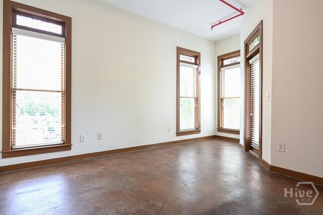 Building Photo - 250 Martha Dr