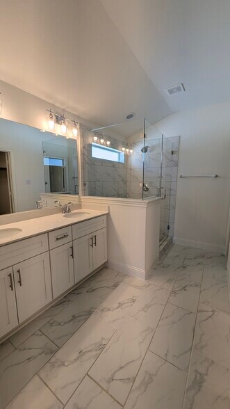 Master bathroom with double vanity - 3412 Vista Highlands Ln