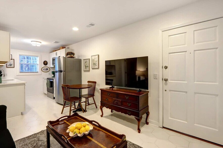 Building Photo - 306 E Victory Dr