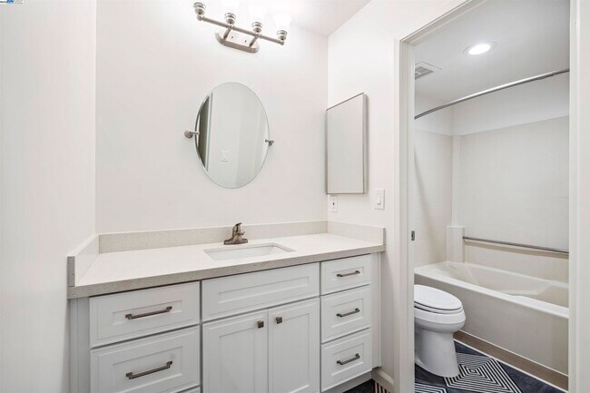 Building Photo - 760 Canyon Oaks Dr