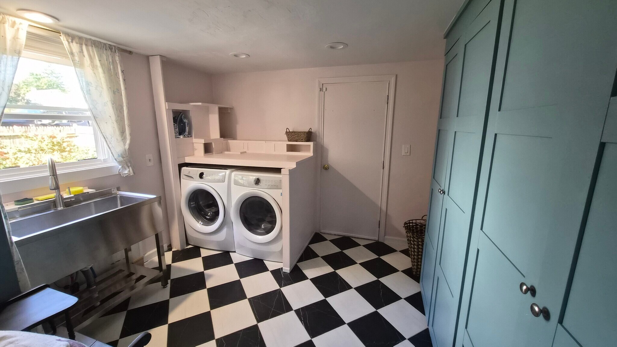 Mudroom with washer, dryer, stainless sink, built-in closets. - 557 Park Rd