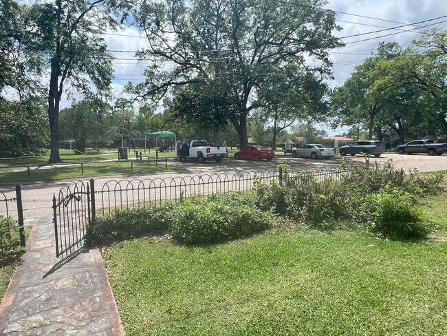 Building Photo - Beautiful Home on Esplanade across from Go...