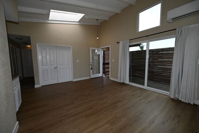 Building Photo - 4672-76LB