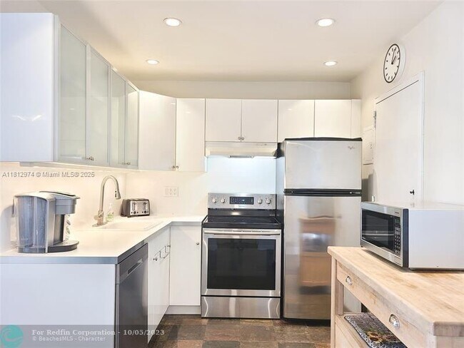 Building Photo - 401 Golden Isles Dr