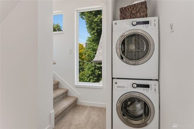 Building Photo - 1112 13th Ave