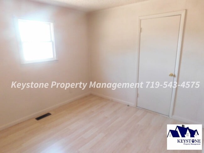 Building Photo - Small Dog Friendly! 3 Bedrooms / 1 Bath / 2 Car Detached Garage $1200/$1200