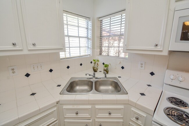 Building Photo - 516 Birdsong Dr