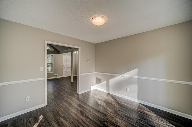 Building Photo - 4060 Oak Ferry Dr NE