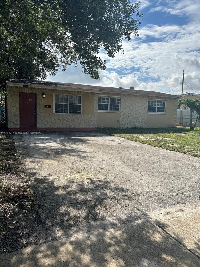 Primary Photo - 1221 N 72nd Ave